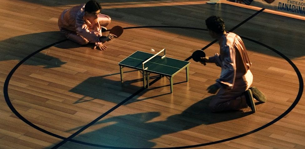 Captura-de-pantalla_15-2-2026_21528_www.youtube.com-fotor-20260215211410 El duelo diminuto bajo la luz dorada: Marty Supreme