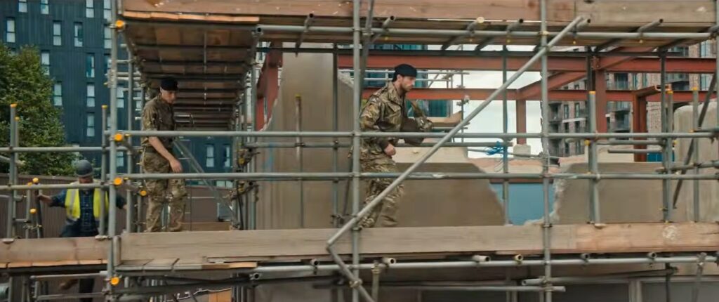 Captura-de-pantalla_6-2-2026_19112_www.youtube.com_-1024x430 Cuando la imagen perdió su peso: del volumen físico de John Badham a la planicie digital de David Mackenzie