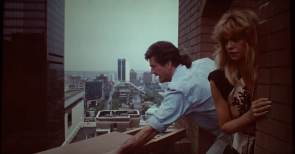 Captura-de-pantalla_6-2-2026_191942_www.youtube.com_-1024x535 Cuando la imagen perdió su peso: del volumen físico de John Badham a la planicie digital de David Mackenzie