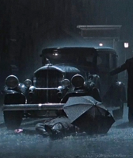 Captura-de-pantalla_6-2-2026_19410_www.youtube.com-fotor-2026020619468 Análisis de fotograma: La liturgia de la sombra bajo la lluvia en 'Camino a la perdición'