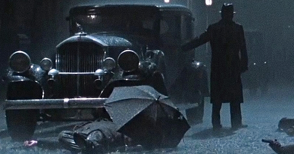 Captura-de-pantalla_6-2-2026_19410_www.youtube.com-fotor-2026020619475 Análisis de fotograma: La liturgia de la sombra bajo la lluvia en 'Camino a la perdición'