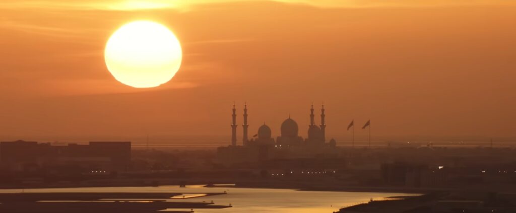 Captura-de-pantalla_8-2-2026_91821_www.youtube.com_-1024x424 Velocidad esculpida en luz: la sinfonía visual de Kosinski en F1