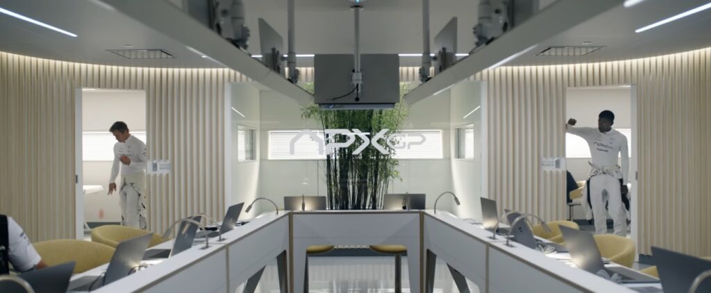 Captura-de-pantalla_8-2-2026_91858_www.youtube.com_-1024x422 Velocidad esculpida en luz: la sinfonía visual de Kosinski en F1