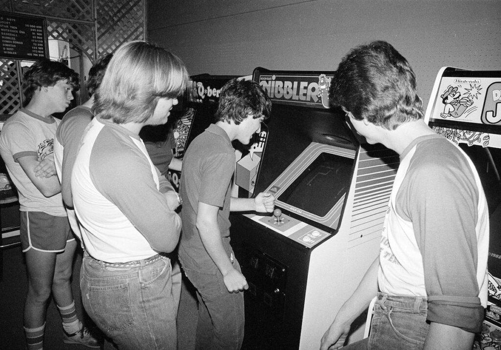 Fotografias-de-los-salones-recreativos-de-los-80-17-1024x716 Los templos de neón: las salas recreativas como catedrales de los 80