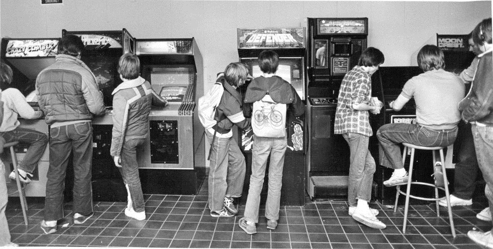Fotografias-de-los-salones-recreativos-de-los-80-21 Los templos de neón: las salas recreativas como catedrales de los 80