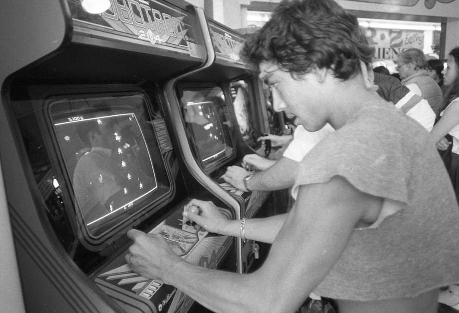 Fotografias-de-los-salones-recreativos-de-los-80-22 Los templos de neón: las salas recreativas como catedrales de los 80