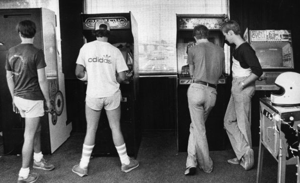 Fotografias-de-los-salones-recreativos-de-los-80-23 Los templos de neón: las salas recreativas como catedrales de los 80