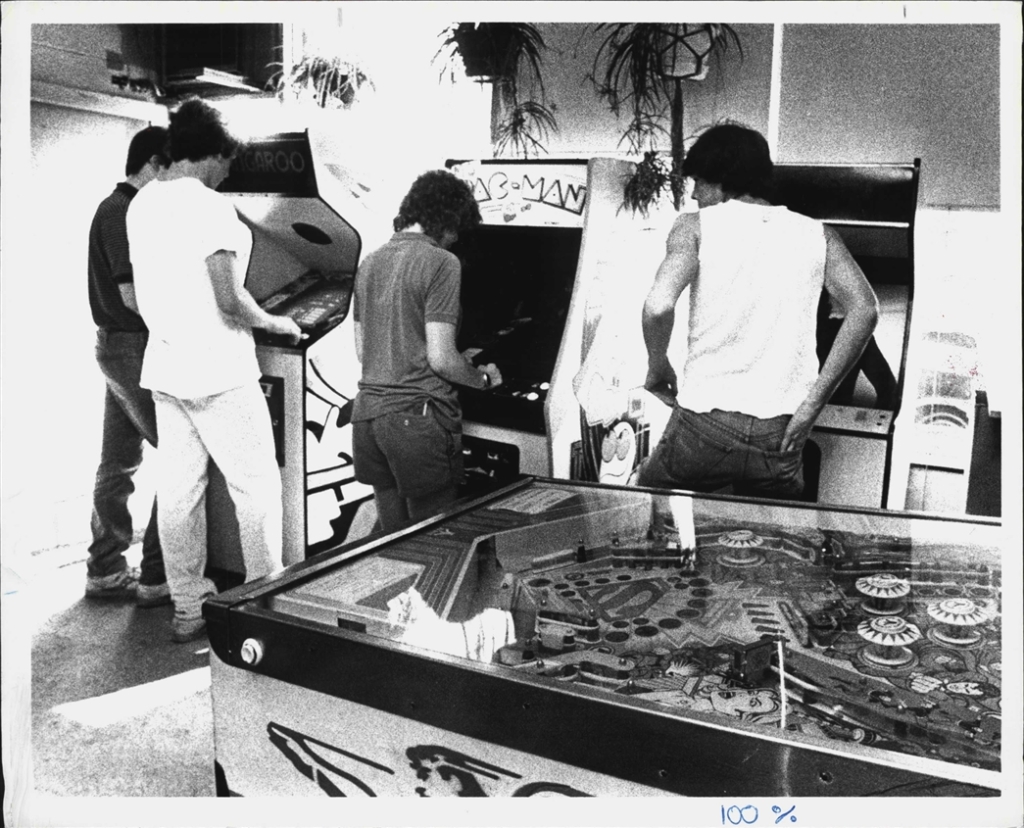 Fotografias-de-los-salones-recreativos-de-los-80-29 Los templos de neón: las salas recreativas como catedrales de los 80