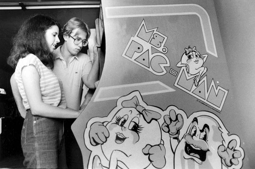 Fotografias-de-los-salones-recreativos-de-los-80-30 Los templos de neón: las salas recreativas como catedrales de los 80