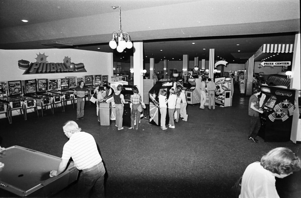 Fotografias-de-los-salones-recreativos-de-los-80-31-1024x676 Los templos de neón: las salas recreativas como catedrales de los 80