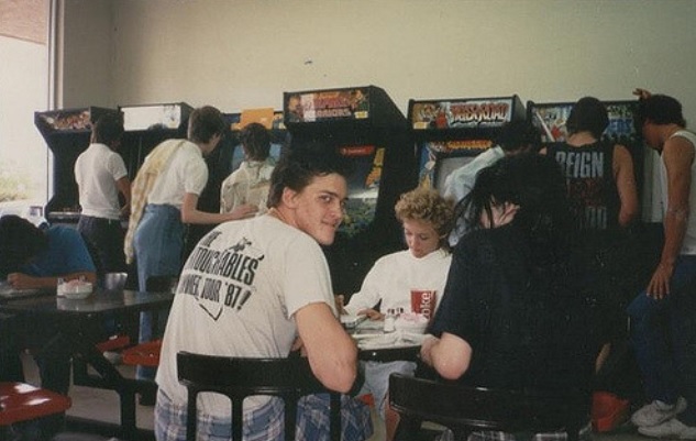 Fotografias-de-los-salones-recreativos-de-los-80-41 Los templos de neón: las salas recreativas como catedrales de los 80