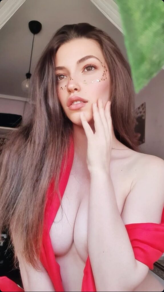 IMG_0846-575x1024 El imperio desnudo de Laddyhelhy: la soberana del coleccionismo y la seducción