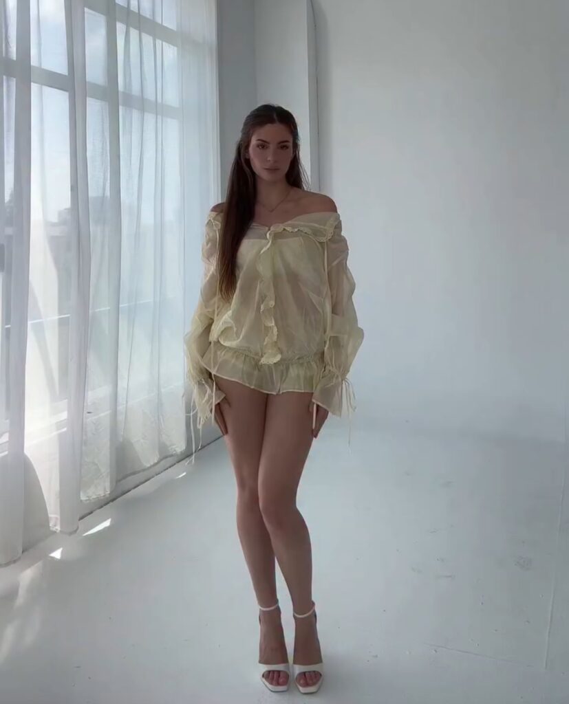 IMG_8251-827x1024 Agostina Goñi desnuda entre algoritmos y cámaras