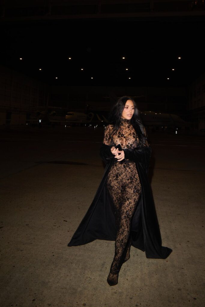 KimKardashianAllLace7-683x1024 Kim Kardashian: encaje, destello y espectáculo en París