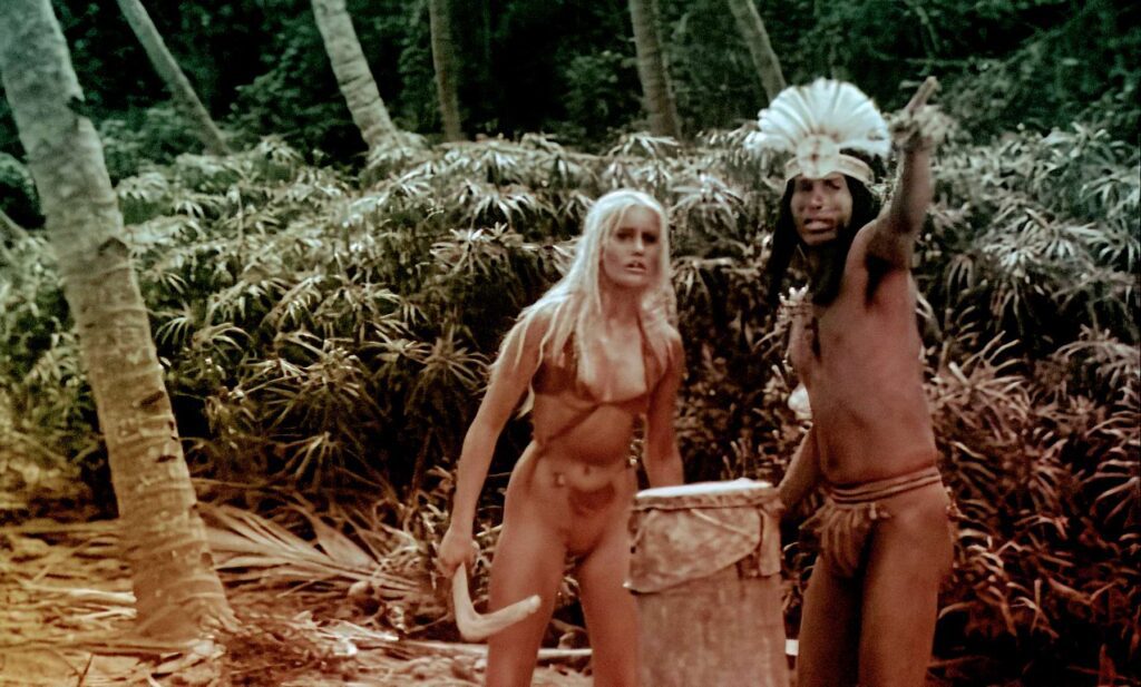 MV5BNmNjMTYyNDctMGRmYy00OTI2LTkxMTAtNjc3ZGYwODhkOTE2XkEyXkFqcGc@._V1_-fotor-20260216213322-1024x617 La reina de la selva | 1982 | Erotismo en la selva