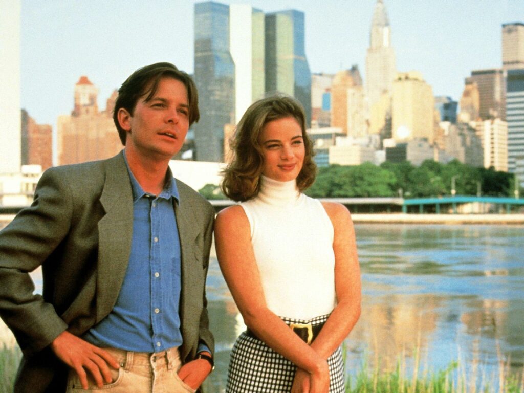 MV5BZmFjN2E2OTctZmZhOS00ZjBhLWIzOTAtMWI5MjBiYmEzMmYxXkEyXkFqcGc@._V1_-1024x768 El lujo ligero de una comedia en segunda división: Conserje a su medida (For Love or Money, 1993)