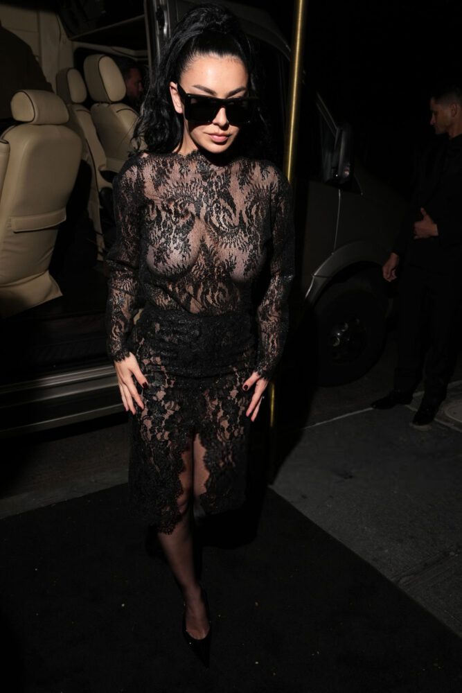 charli-xcx-see-through-black-lace-dress-boobs-saint-laurent-after-party-001-667x1000-1 Charli XCX desnuda e ironiza sobre su propio mito en The Moment