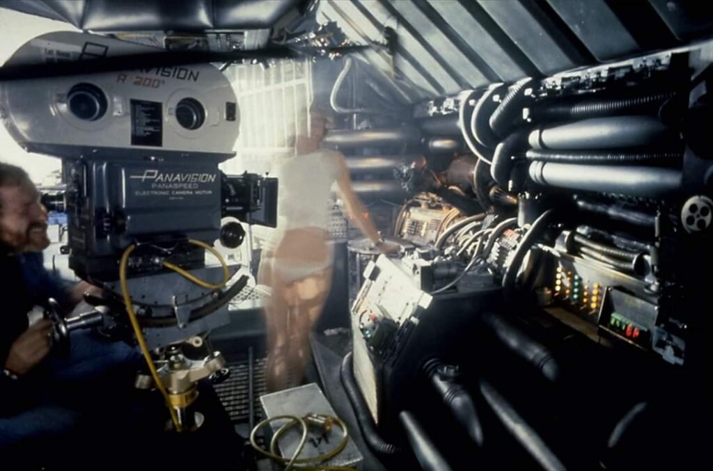 r8ybwrf029vc1-1024x677 Historia de las cámaras de cine | Cuando filmar costaba una fortuna y la imagen pesaba más: de las cámaras millonarias al cine digital para todos