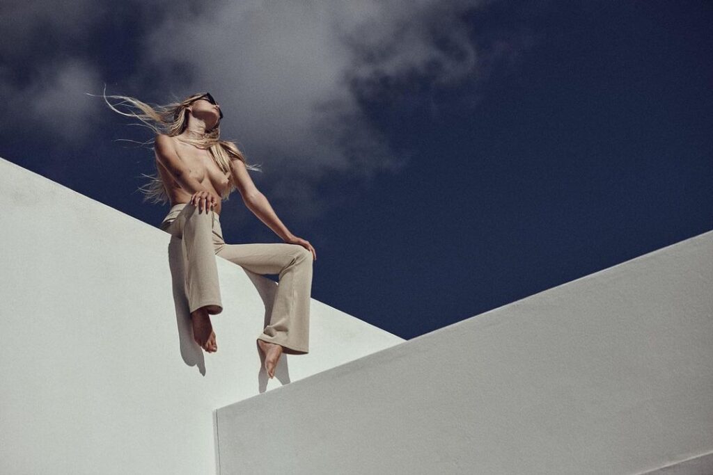 tumblr_34062c561c783650feaae9bae47073c7_e0c32b21_1280-1-1024x683 La mirada magnética de Oceane Le Ny: una síntesis de vanguardia y elegancia natural