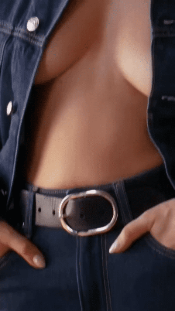 1773075005676-576x1024 Dakota Johnson para Calvin Klein: la elegancia desnuda de una nueva iconografía publicitaria