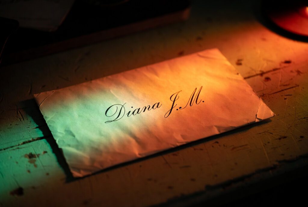 378898f9-43bd-43a8-ac86-99b1089e40ca-1-1024x687 Eleine Marlowe y el crimen de la rueda roja, la segunda novela cinematográfica de la historia