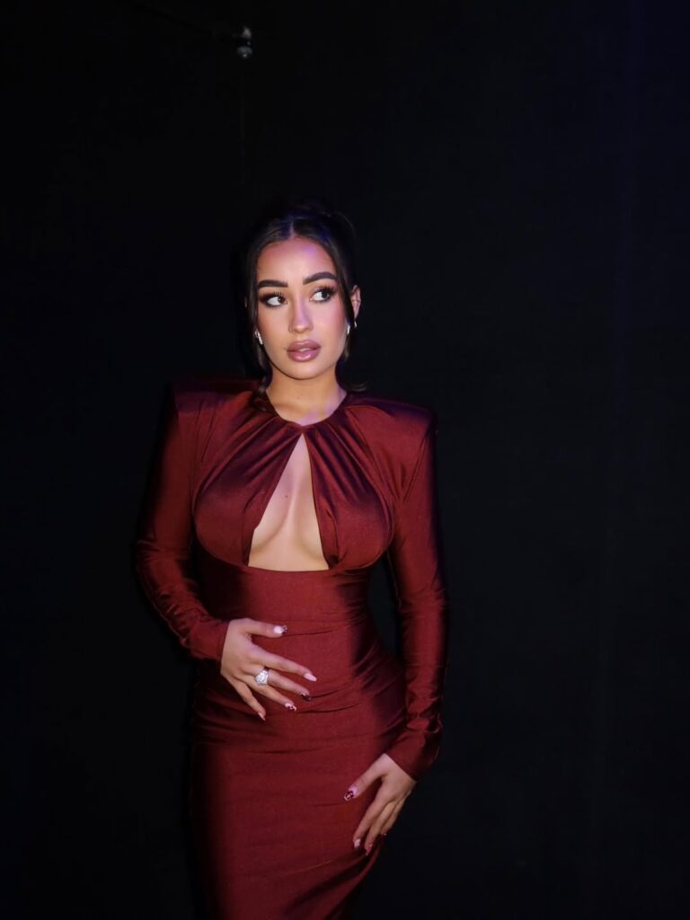 645958934_18417201895122825_3594787248944055900_n-768x1024 Marina Rivers desnuda y sexy bajo contenido "cultural"