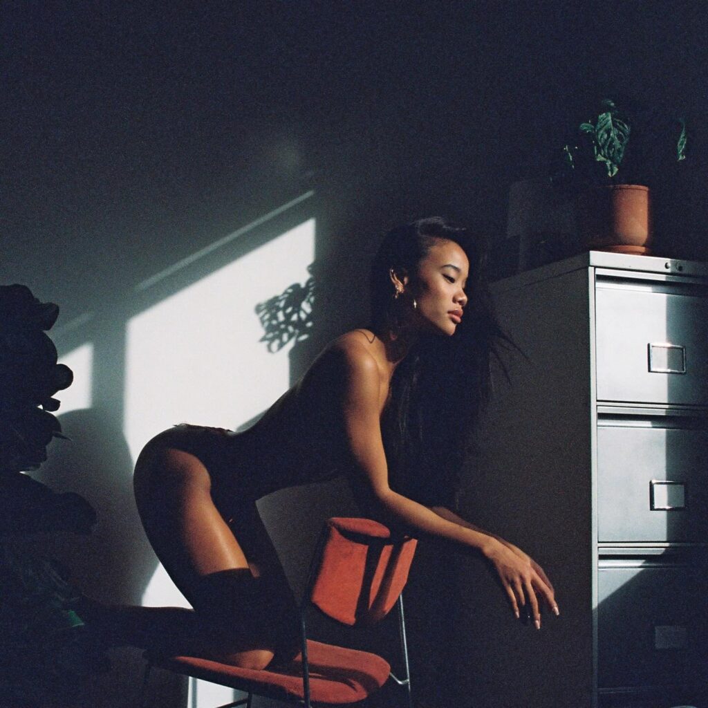 650832999_18578430994048257_3473637019579800981_n-1024x1024 Nona Sobo desnuda la fragilidad luminosa de una nueva musa