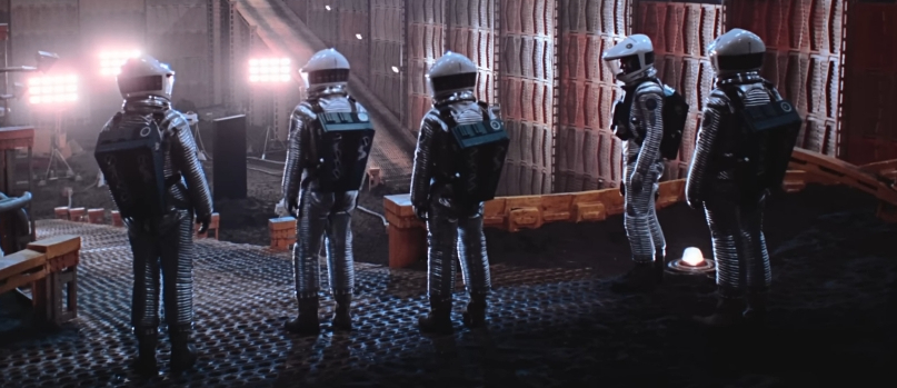 Captura-de-pantalla_1-3-2026_204752_www.youtube.com-fotor-20260301205719 Análisis de fotograma: el monolito bajo la luz eléctrica en 2001: una odisea del espacio