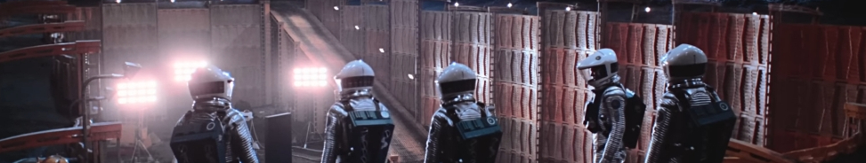 Captura-de-pantalla_1-3-2026_204752_www.youtube.com-fotor-20260301205814 Análisis de fotograma: el monolito bajo la luz eléctrica en 2001: una odisea del espacio