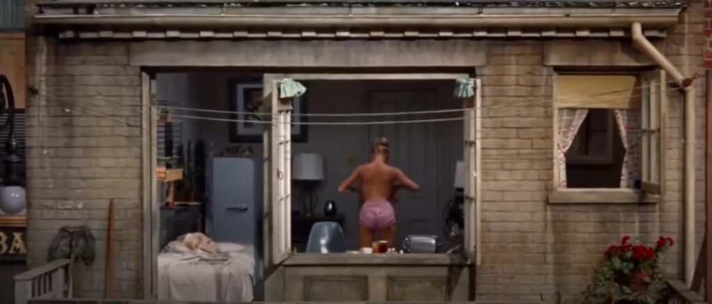 Captura-de-pantalla_28-3-2026_7916_www.aznude.com_-1024x438 La mujer observada: anatomía del deseo en el plano voyeur