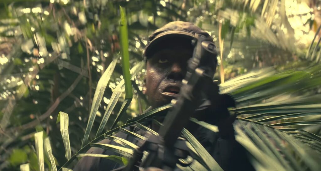 Captura-de-pantalla_3-3-2026_202518_www.youtube.com_-1024x546 La jungla como delirio balístico: cuando John McTiernan convirtió el músculo en vacío