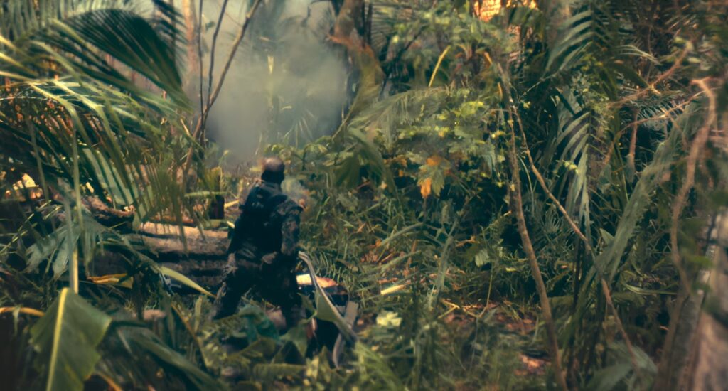 Captura-de-pantalla_3-3-2026_202741_www.youtube.com_-1024x550 La jungla como delirio balístico: cuando John McTiernan convirtió el músculo en vacío