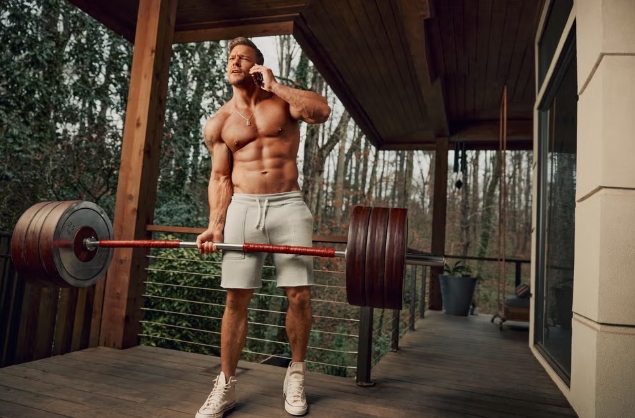 Captura-de-pantalla_31-3-2026_174958_www.menshealth.com_ Alan Ritchson o el regreso del héroe de carne