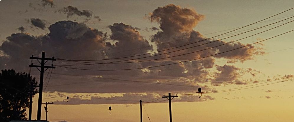 Captura-de-pantalla_9-3-2026_20340_www.youtube.com-fotor-2026030920921 Análisis de fotograma: La hora dorada del recuerdo en El río de la vida