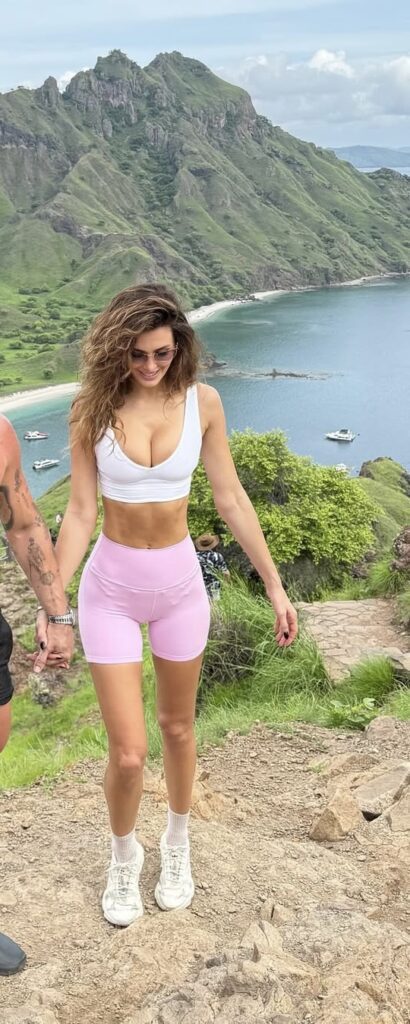 IMG_1306-410x1024 Tika Camaj desnuda como modelo y "creadora" que está "redefiniendo" la estética 'Boho' digital