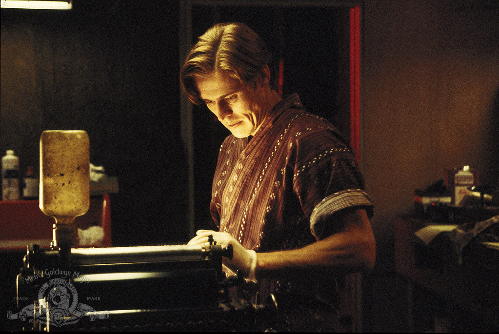 MV5BMjEyMTkyODI3OF5BMl5BanBnXkFtZTcwNzgwNDY3NA@@._V1_ Vivir y morir en Los Ángeles (1985): la extraña belleza de un thriller que se sostiene en la luz