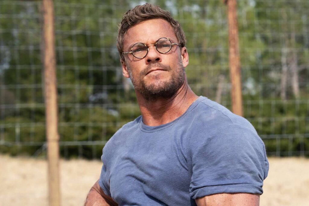 alan-ritchson-ministry-of-ungentlemanly-warfare-040924-1-e65f23a97fa64c50a3ce4fe9c0ae1a8b-1024x683 Alan Ritchson o el regreso del héroe de carne