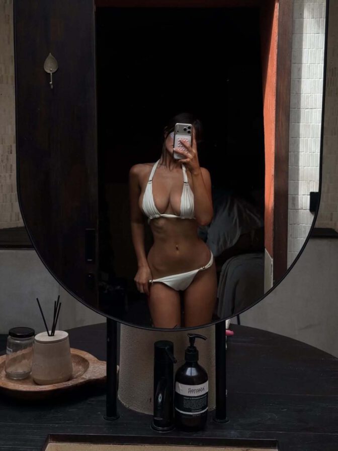 ella-cervetto-white-bikini-huge-boobs-ass-003-672x895-1 Ella Cervetto y el ritual del vapor