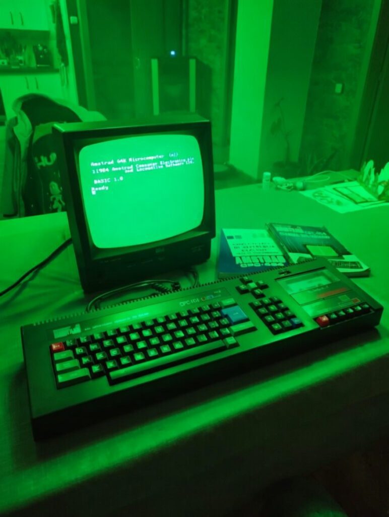 grok-image-eaefd2dd-b22e-4f49-9265-ef5ef5722fac-772x1024 La luz verde que nos enseñó a imaginar: CPC464 + GT64