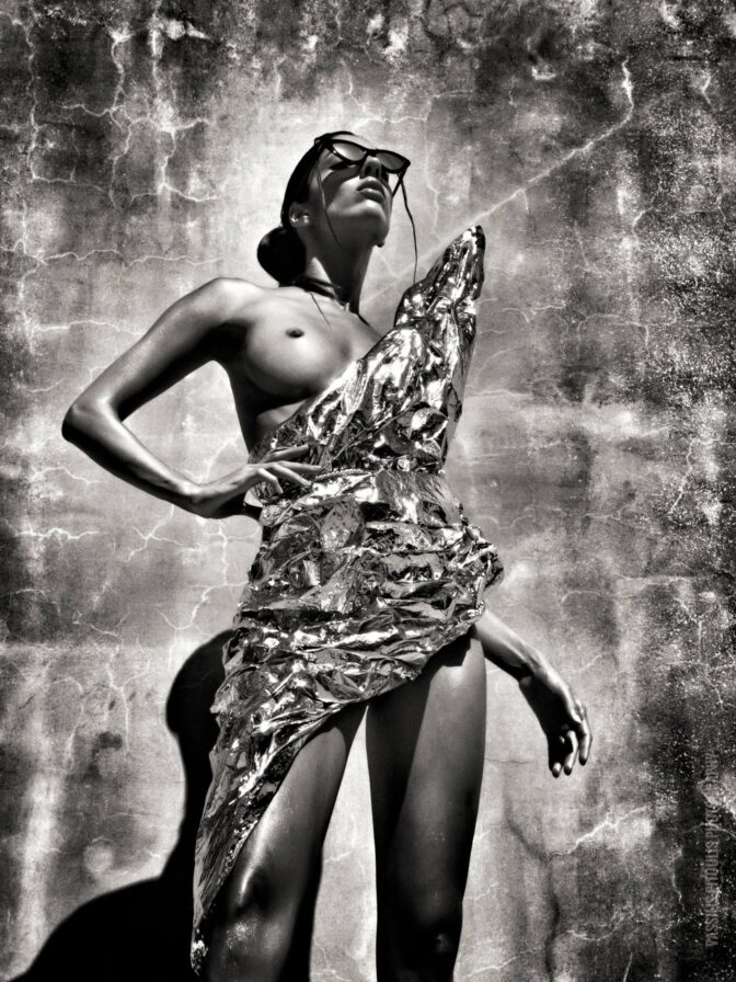 luna-piombanti-naked-topless-beach-photoshoot-005-672x896-1 Luna Piombanti sin censura: la verdad desnuda de su sesión más incandescente