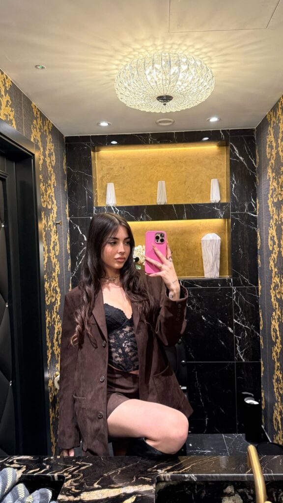 1000025963-576x1024 GyalJade desnuda la construcción de una identidad visual