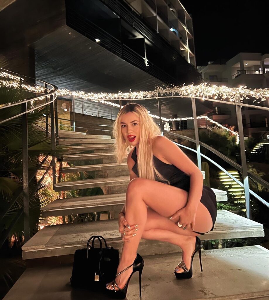 1000330599-919x1024 Ava Max desnuda el ascenso de una arquitecta del pop