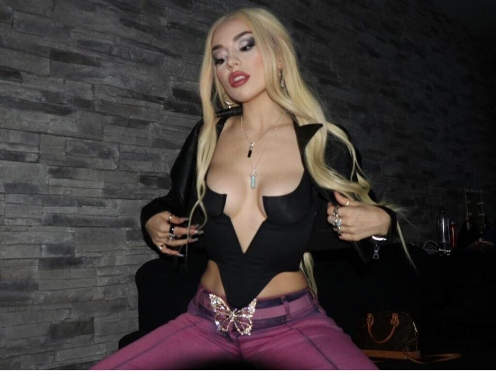 1000338447-1024x765 Ava Max desnuda el ascenso de una arquitecta del pop