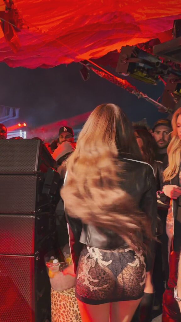 1000338732-576x1024 Lisa BlackPink desnuda maestría de movimiento y aura escénica