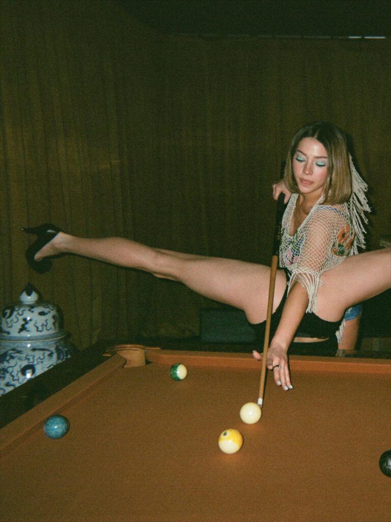 7reohfNv_o-768x1024 Sabrina Carpenter, Margaret Qualley, y Madelyn Cline y sus culos en el videoclip 'House Tour'