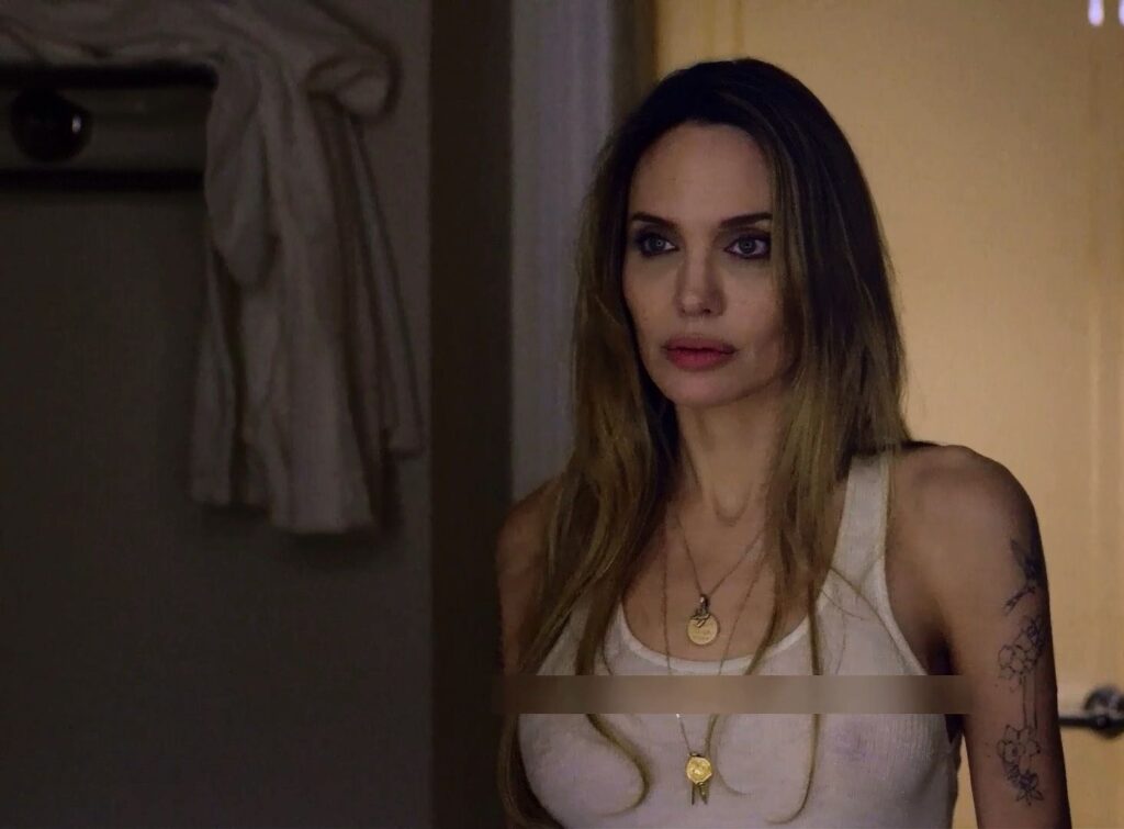 Angelina-Jolie-y-su-desnudo-en-Couture-2027-1-1024x755 Angelina Jolie y su desnudo en Couture (2025)