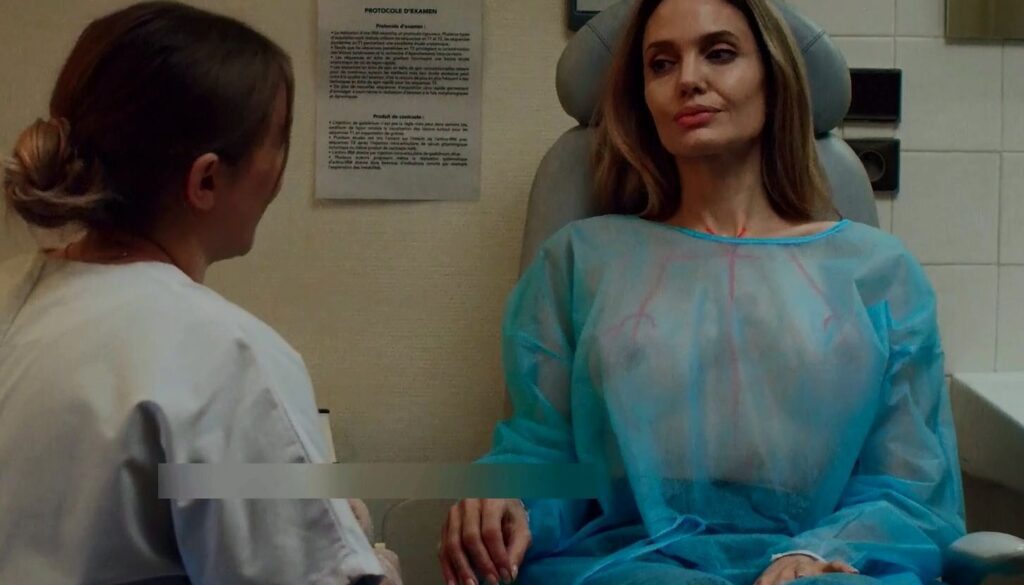 Angelina-Jolie-y-su-desnudo-en-Couture-2029-1-1024x585 Angelina Jolie y su desnudo en Couture (2025)