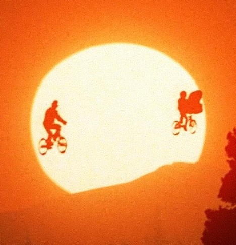 Captura-de-pantalla_2-4-2026_181226_www.youtube.com-fotor-20260402181719 El vuelo detenido: infancia, mito y luz en E.T. the Extra-Terrestrial