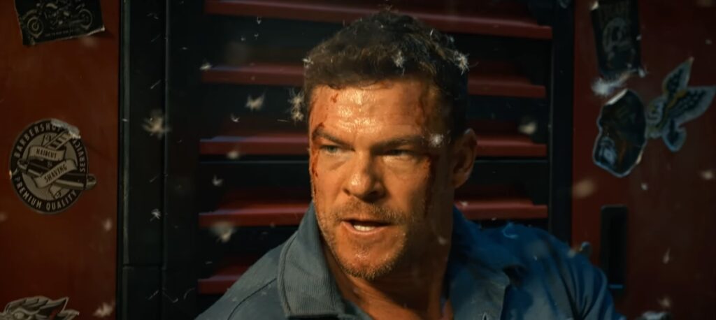 Captura-de-pantalla_20-4-2026_21533_www.youtube.com_-1024x458 Ritchson en 'Runner' (2026): el cuerpo como proyectil, el tiempo como enemigo