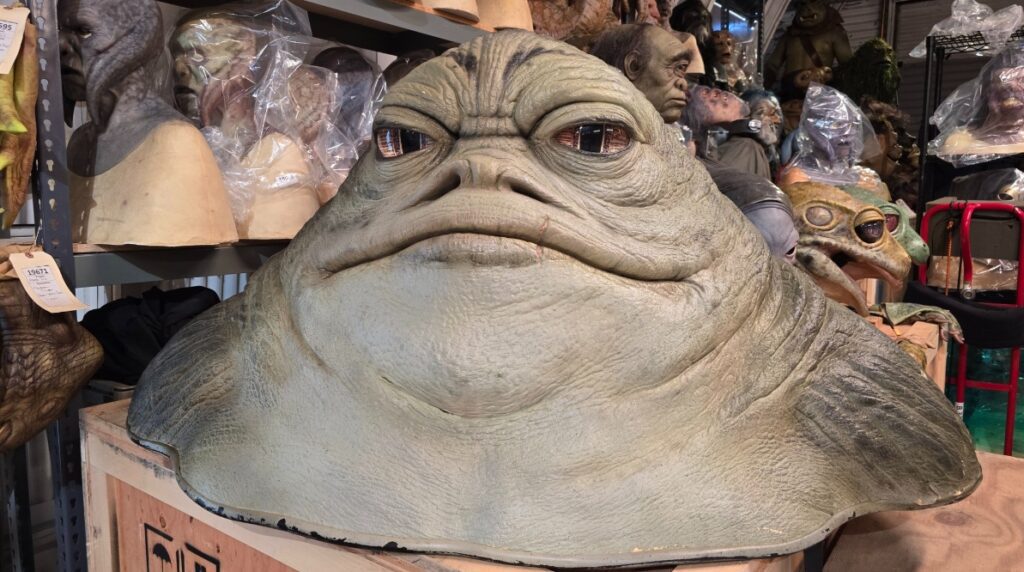 Captura-de-pantalla_21-4-2026_21210_pixlr.com_-1024x572 El espejismo del látex: Mandalorian, Disney y la liturgia del efecto práctico